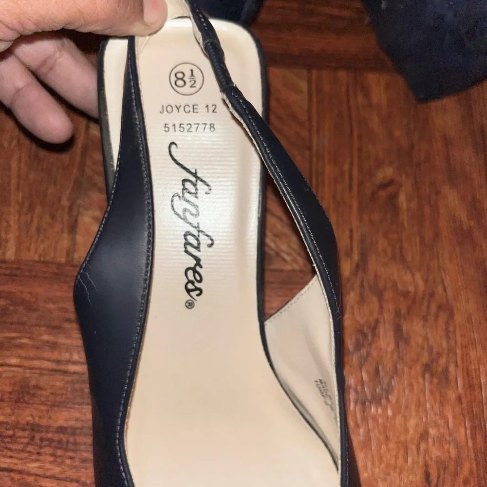 Sleek Black Heels with Square Toe Design - Picture 5 of 5
